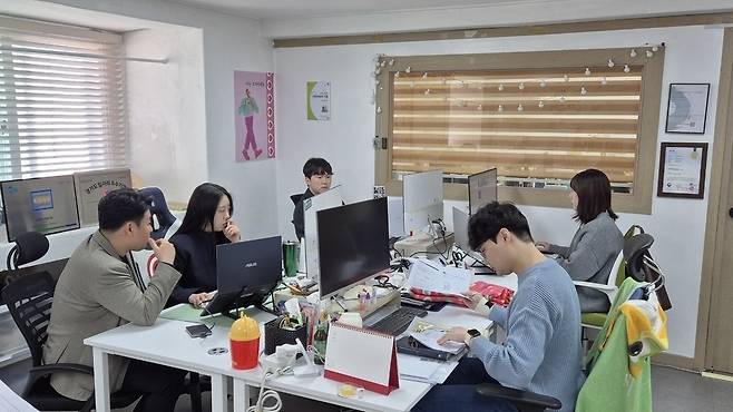 ▲ 29일 오전 유연근무제를 통해 노동자 복지와 기업 수익성 창출 효과를 동시에 보고 있는 희망둥지협동조합 사무실에서 대표와 직원들이 일하는 모습.