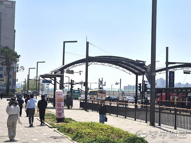 동탄역에서 나온 사람들이 인근 식당가로 이동하고 있다. 이성관 기자