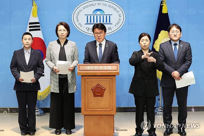 조국혁신당 황운하 원내대표가 29일 서울 여의도 국회 소통관에서 당론으로 발의한 '행정수도 건설을 위한 특별법'에 대해 설명하고 있다. 왼쪽부터 조국혁신당 김재원·백선희·황운하·차규근 의원. /사진=연합뉴스