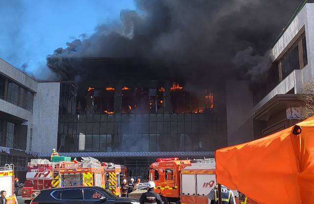 올해 2월 14일 부산 반얀트리 호텔 신축공사장 화재. 연합뉴스