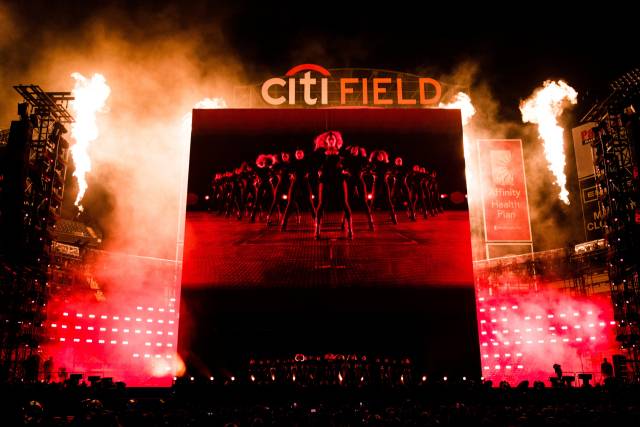 팝스타 비욘세가 공연을 펼치고 있다. AP연합뉴스