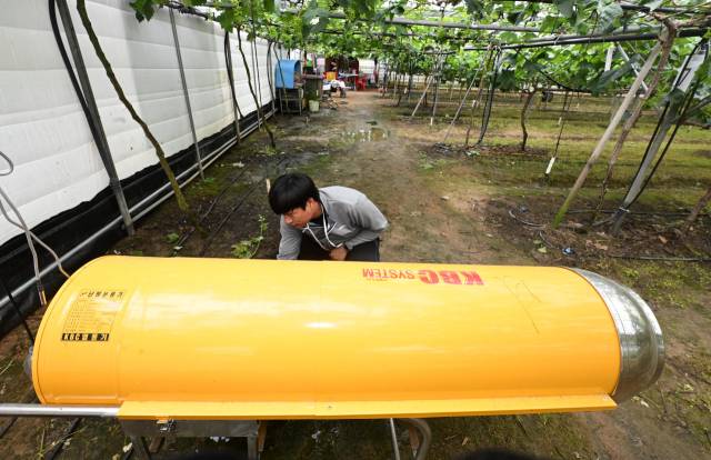 김병고씨가 난방용 온풍기를 살펴보고 있다./성승건 기자/