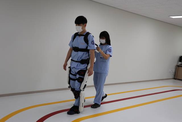 로봇재활치료 시연 모습. 계명대 동산병원 제공