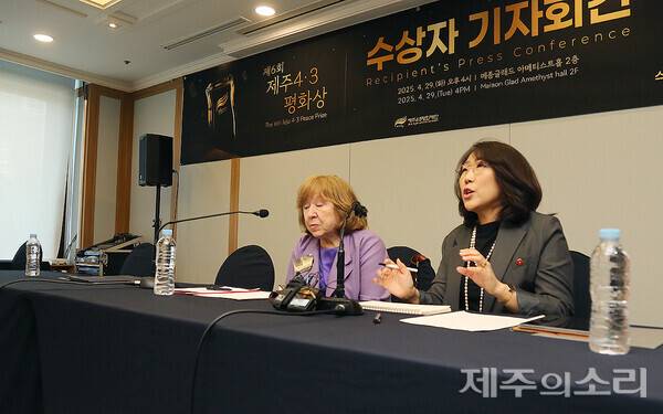 제6회 제주4.3평화상 수상자 스베틀라나 알렉시예비치(왼쪽)씨가 기자회견장에서 질문에 답하고 있다. ⓒ제주의소리