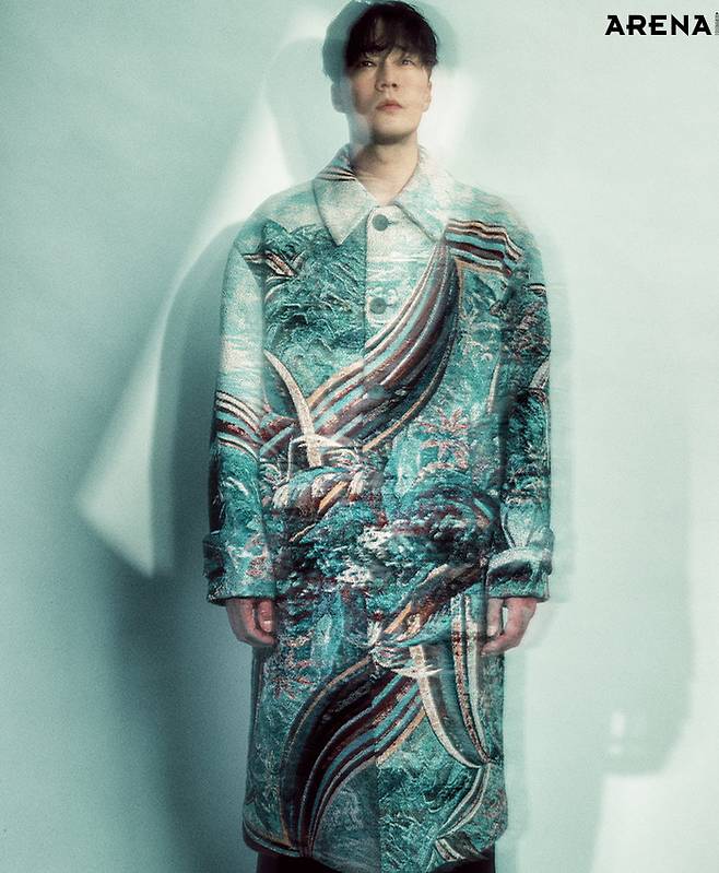 코트 우영미, 팬츠 페라가모 제품.