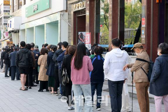 해킹 공격으로 가입자 유심 정보가 탈취된 SK텔레콤이 가입자 유심 무상 교체를 시작한 28일 오전 서울 강남구 T월드 본사 직영 대리점에 고객들이 줄지어 대기하고 있다. (이데일리 방인권 기자)