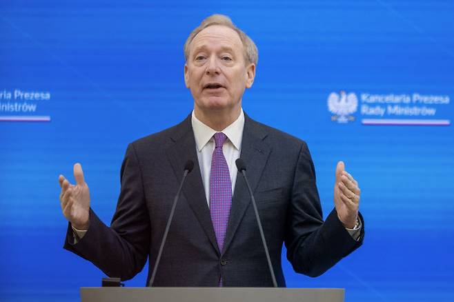 브래드 스미스 마이크로소프트 부회장 겸 사장이 지난 2월 17일 폴란드 바르샤바의 정부 청사에서 폴란드 총리와 공동 기자회견을 하고 있다. (사진=AFP)