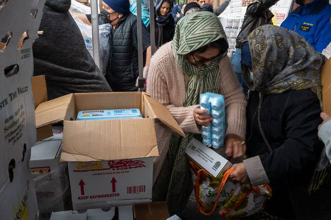 미국 뉴욕 브루클린에서 식료품 지원을 받는 모습. (사진=AFP)