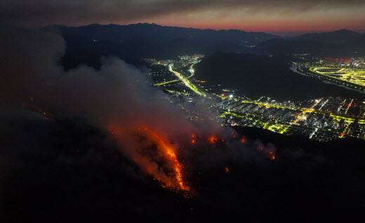 대구 대형 산불 발생 이틀째인 29일 동이 트는 가운데 대구 북구 함지산이 불타고 있다. (사진=연합뉴스 제공)