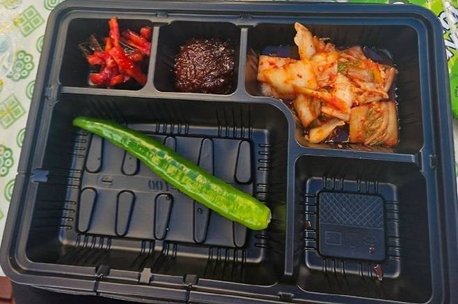 충북 충주에서 열린 19회 충북장애인도민체육대회에서 논란이 된 도시락.(사진=뉴스1)