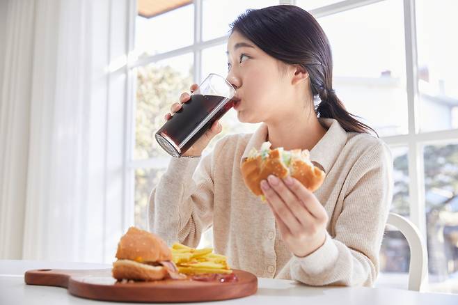 식욕을 완벽히 통제할 수는 없지만 과식이나 폭식을 부르는 식습관은 최대한 피하는 것이 좋다. [사진=게티이미지뱅크]
