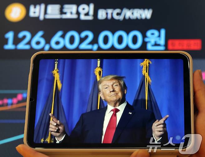 3월 4일 서울 서초구 빗썸라운지 전광판에 비트코인 시세가 표시되고 있다. 트럼프의 가상자산 전략 비축 언급으로 급등했던 비트코인이 하루 만에 폭락하며 상승분을 반납했다. 이는 트럼프 행정부의 관세 확대에 따른 불확실성 증가가 원인으로 다른 주요 가상자산들도 큰 폭으로 하락했다. 2025.3.4/뉴스1 ⓒ News1 김진환 기자