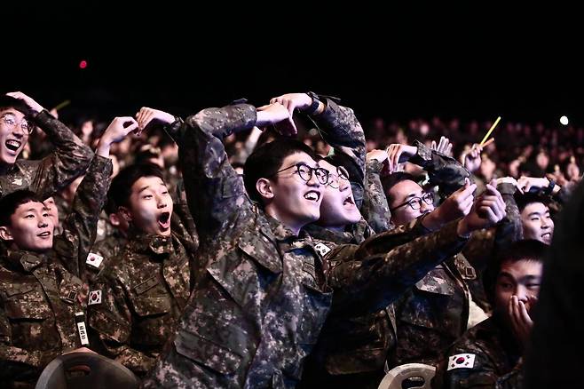 장병들이 위문열차 공연을 보며 환호하는 모습.(국방홍보원 제공)