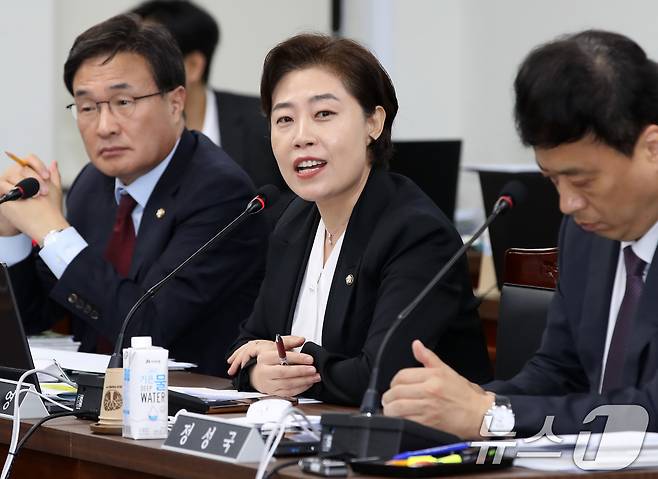 서지영 국민의힘 의원이 18일 오후 부산 금정구 부산대학교에서 열린 국회 교육위원회의 부산대, 경상국립대, 부산대병원, 부산대치과병원, 경상국립대병원에 대한 국정감사에서 이재명 더불어민주당 대표 피습 당시 서울대병원 전원과 헬기 이송 특혜 논란과 관련해 질의하고 있다. 2024.10.18/뉴스1 ⓒ News1 윤일지 기자