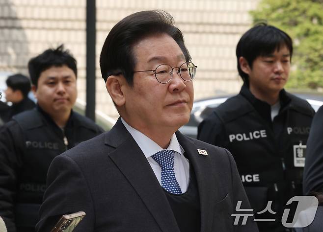 이재명 더불어민주당 대표가 8일 서울 서초구 중앙지법에서 열린 대장동 배임 및 성남FC 뇌물 의혹 1심 속행 공판에 출석하고 있다. 2025.4.8/뉴스1 ⓒ News1 박세연 기자