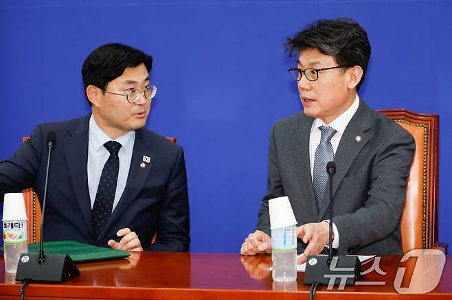 진성준 더불어민주당 정책위의장(오른쪽)이 6일 서울 여의도 국회에서 열린 정책 현안 간담회에서 이정문 수석부의장과 대화하고 있다. 2025.2.6/뉴스1 ⓒ News1 안은나 기자