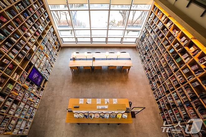 경기도 323개 공공도서관 가운데 대출 권수 1위를 기록한 수지도서관 어린이자료실 모습.(용인시 제공)