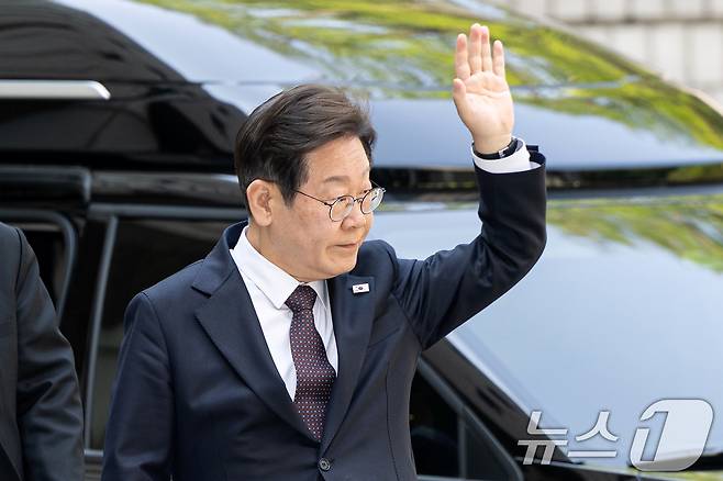 이재명 더불어민주당 대선 후보가 29일 오전 서울 서초구 서울중앙지방법원에서 열린 '대장동 배임 및 성남FC 뇌물' 1심 속행 공판에 출석하고 있다. 2025.4.29/뉴스1 ⓒ News1 이승배 기자