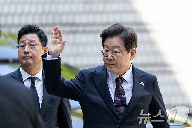 이재명 더불어민주당 대선 후보가 29일 오전 서울 서초구 서울중앙지방법원에서 열린 '대장동 배임 및 성남FC 뇌물' 1심 속행 공판에 출석하고 있다. 2025.4.29/뉴스1 ⓒ News1 이승배 기자
