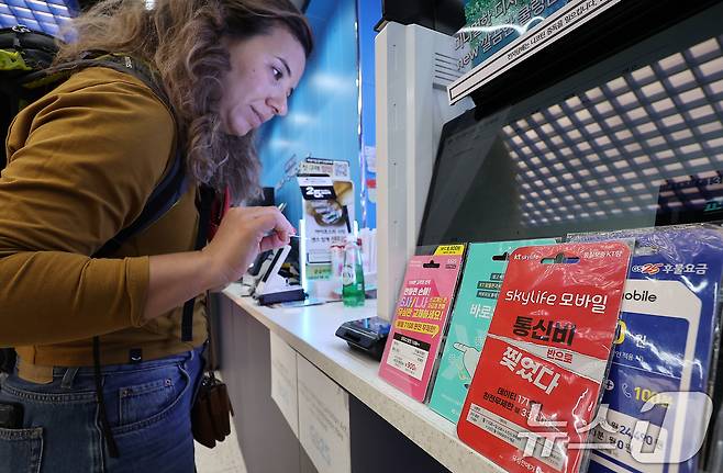 SK텔레콤 유심 해킹 사건 이후 유심 무료 교체 신청이 몰리며 혼란이 커지자, 이용자들이 편의점에서 알뜰폰 유심을 구매하는 사례가 급증했다. 편의점 4사의 유심 매출은 2배 이상 증가했으며, 일부 점포는 품절 사태도 발생했다. 사진은 29일 서울 시내 한 편의점에서 판매하는 알뜰폰 유심. 2025.4.29/뉴스1 ⓒ News1 김진환 기자