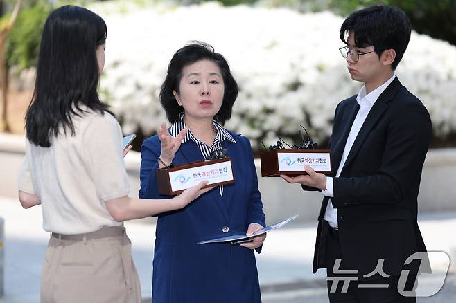 김영선 전 의원이 29일 오전 윤석열 전 대통령 부부 공천 개입 의혹과 관련한 참고인 조사를 받기 위해 서울 서초구 서울고검 청사로 출석하며 취재진 질문에 답하고 있다. 2025.4.29/뉴스1 ⓒ News1 오대일 기자