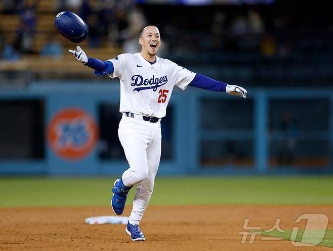LA 다저스의 토미 에드먼이 29일(한국시간) 열린 2025 메이저리그 마이애미 말린스와의 홈 경기에서 연장 10회말 끝내기 안타를 때린 뒤 기뻐하고 있다. ⓒ AFP=뉴스1