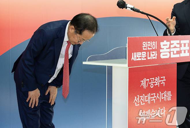 국민의힘 3차 경선에 진출하지 못한 홍준표 전 대구시장이 29일 오후 서울 여의도 자신의 캠프 사무실에서 소회를 밝히기 전 인사하고 있다. 2025.4.29/뉴스1 ⓒ News1 이재명 기자