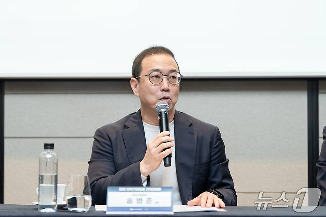 4월 29일 페어몬트 앰배서더 아잘레아스홀에서 열린 벤처기업협회 기자간담회에서 송병준 벤처기업협회장이 중점 추진과제를 발표하고 있다.(벤처기업협회 제공)