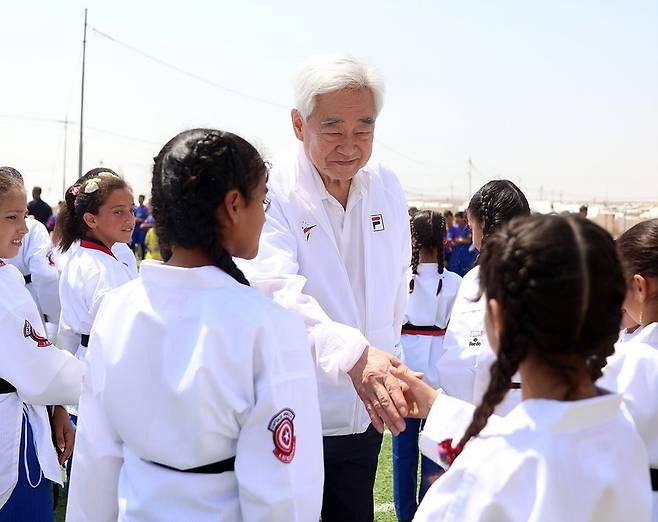 조정원 총재가 '2024년 호프앤드림즈 스포츠 페스티벌' 기간 중 아즈락 캠프를 방문해 난민 청소년들을 격려하고 있다.(WT 제공)