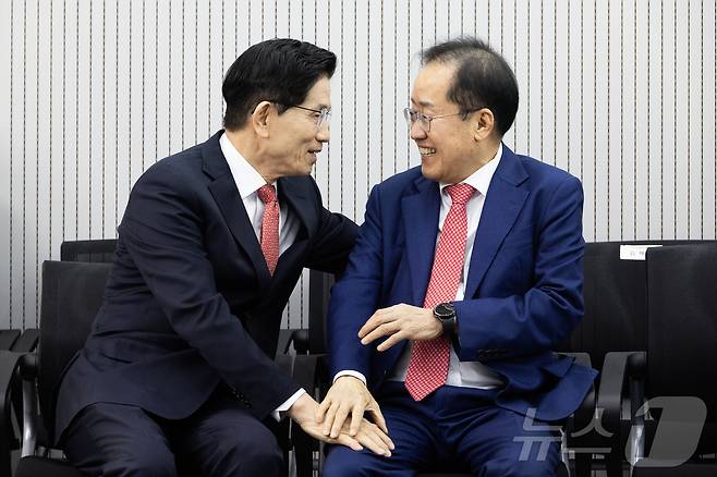 제21대 대통령후보자 국민의힘 3차 경선 진출자를 발표하는 29일 오후 서울 여의도 국민의힘 중앙당사에서 김문수, 홍준표 후보가 대화하고 있다. 2025.4.29/뉴스1 ⓒ News1 국회사진취재단