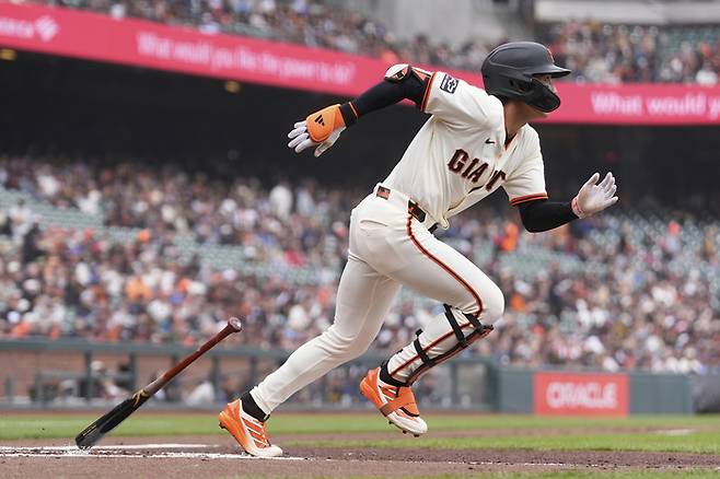 샌프란시스코 이정후가 25일(한국시간) 미국 캘리포니아주 샌프란시스코 오라클 파크에서 열린 2025 메이저리그(ML) 밀워키전에서 적시 2루타를 치고 있다. 사진 | 샌프란시스코=AP연합뉴스