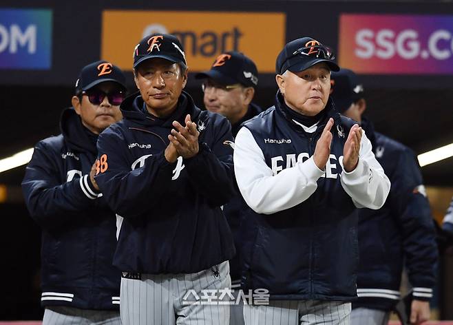 한화 김경문 감독(오른쪽)이 16일 인천 SSG랜더스필드에서 열린 2025 KBO리그 SSG와의 경기에서 SSG에 10-4로 승리하며 3연승을 거둔 뒤 코칭스태프와 함께 선수들에게 박수를 보내고 있다. 문학 | 박진업 기자 upandup@sportsseoul.com