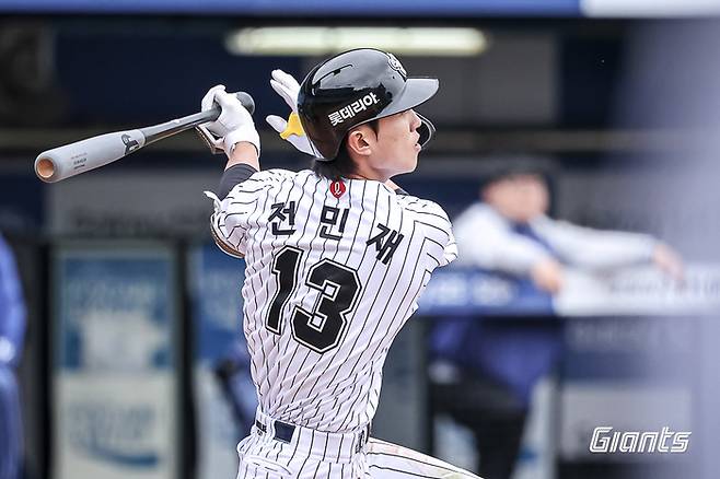 롯데 전민재가 20일 대구삼성라이온즈파크에서 열린 2025 KBO리그 정규시즌 삼성전에서 타격하고 있다. 사진 | 롯데 자이언츠