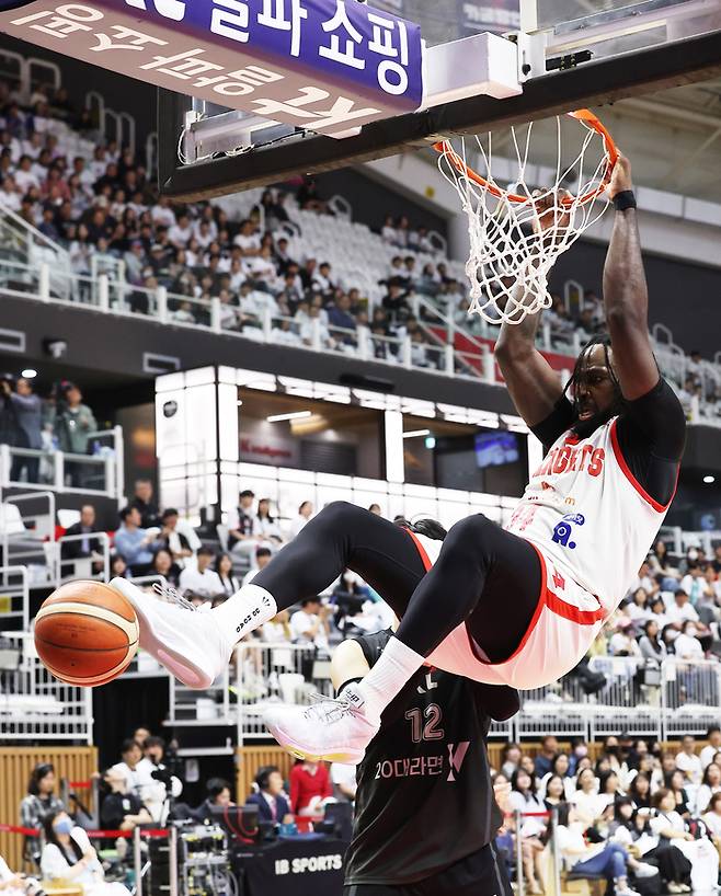 29일 경기도 수원KT소닉붐아레나에서 열린 프로농구 4강 플레이오프 4차전 수원 KT 소닉붐과 서울 SK 나이츠의 경기. SK 워니가 덩크슛을 하고 있다. 사진 | 연합뉴스