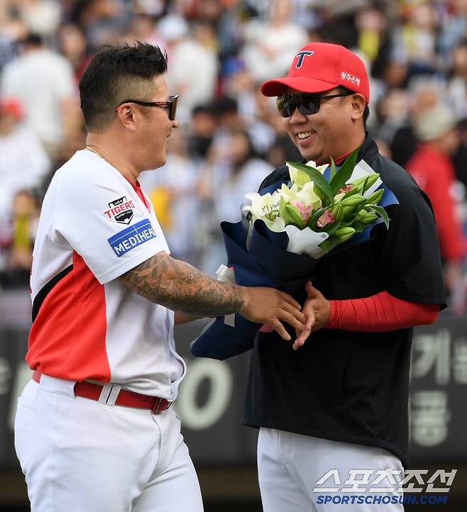 주장 나성범 빈자리를 맏형 리더십으로 이끌어준 최형우가 통산 100승을 달성한 이범호 감독에게 꽃다발을 건넸다.