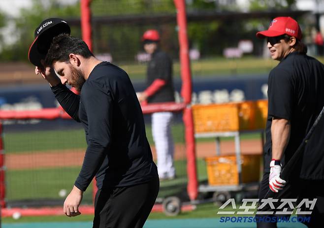 광주 찾은 잠실 오씨는 모자까지 벗고 KIA 이범호 감독에게 깍듯하게 인사를 건넸다.