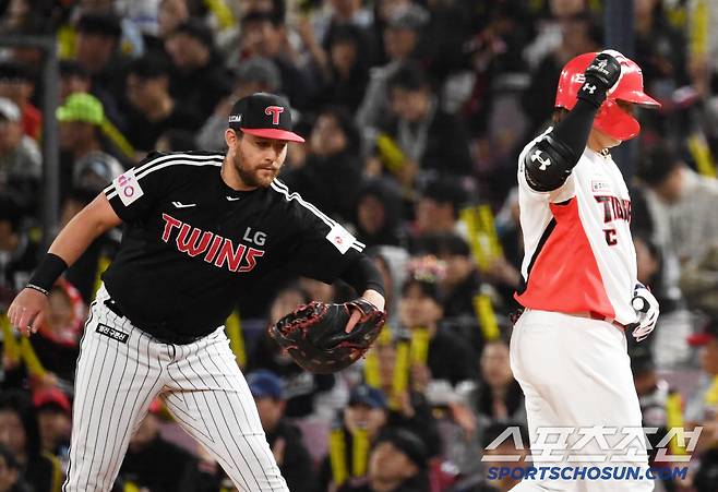 안타 치고 나성범이 세리머니를 펼친 순간 오스틴의 미트는 엉덩이를 강타했다.