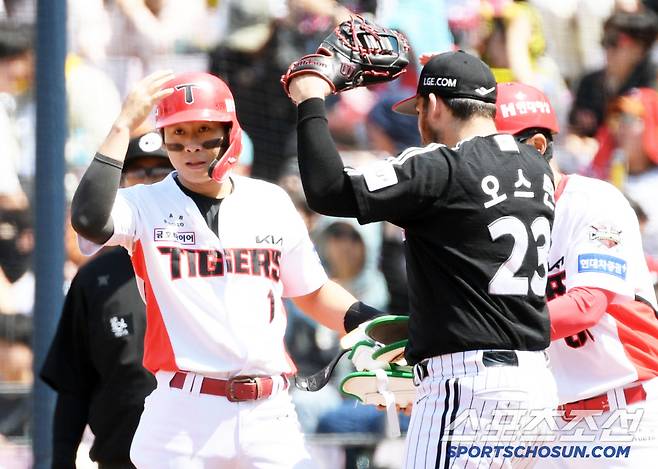 안타 치고 나온 박찬호가 반가웠는지 응원가에 동작까지 따라하며 반긴 오스틴.