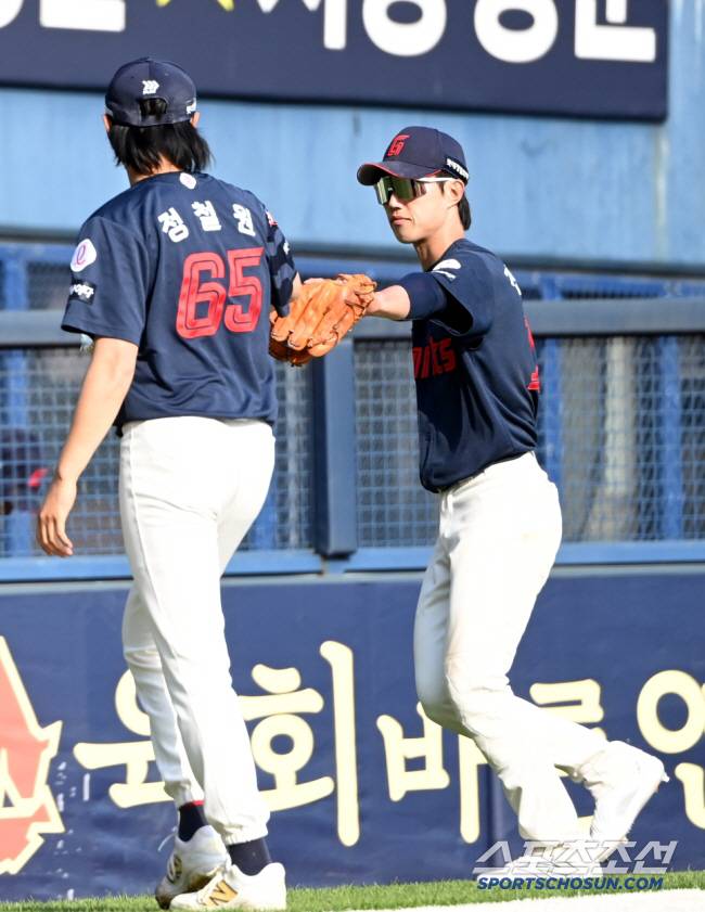 26일 잠실야구장에서 열린 롯데와 두산의 경기, 8회말 2사 롯데 정철원이 두산 김기연을 삼진처리하며 이닝을 마친 후 전민재와 하이파이브를 하고 있다. 허상욱 기자wook@sportschosun.com/2025.04.26/