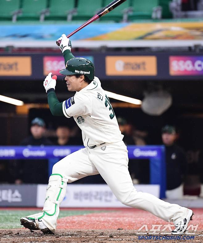 19일 인천 SSG랜더스필드에서 열린 KBO리그 SSG와 LG의 경기. 6회 1타점 적시타 날리고 있는 SSG 한유섬. 인천=송정헌 기자songs@sportschosun.com/2025.04.19/