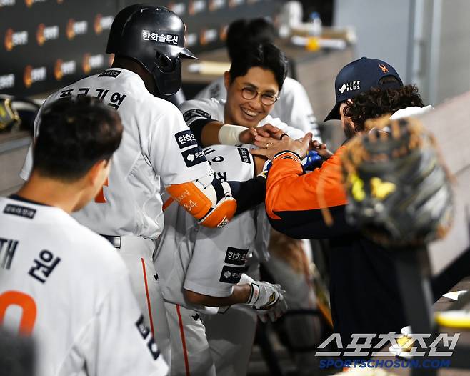 29일 대전한화생명볼파크에서 열린 LG와 한화의 경기, 4회말 한화 심우준이 역전 솔로홈런을 날렸다. 더그아웃 동료들의 무관심 세리머니가 끝난 뒤 축하를 받는 심우준. 대전=허상욱 기자wook@sportschosun.com/2025.04.29/