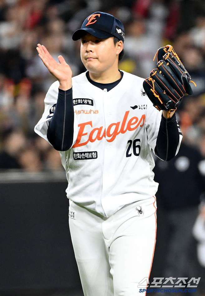 29일 대전한화생명볼파크에서 열린 LG와 한화의 경기, 8회초 투구를 마친 한화 한승혁이 박수를 치며 환호하고 있다. 대전=허상욱 기자wook@sportschosun.com/2025.04.29/