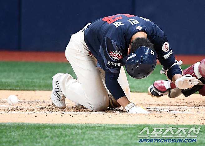 29일 서울 고척스카이돔에서 열린 롯데-키움전. 7회초 1사 1, 2루 전민재가 헤드샷에 쓰러졌다. 코치들이 달려가 상태를 살피고 있다. 고척=정재근 기자 cjg@sportschosun.com/2025.4.29/