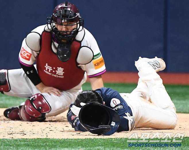 29일 서울 고척스카이돔에서 열린 롯데-키움전. 7회초 1사 1, 2루 전민재가 헤드샷에 쓰러지고 있다. 고척=정재근 기자 cjg@sportschosun.com/2025.4.29/