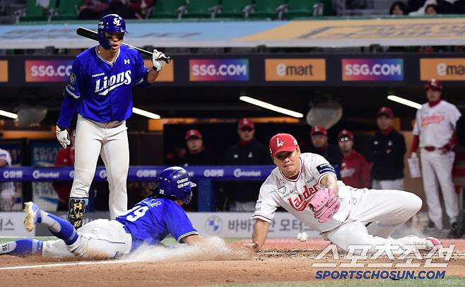 29일 인천 SSG랜더스필드에서 열린 KBO리그 SSG와 삼성의 경기. 8회초 무사 만루. 폭투 때 득점에 성공하고 있는 삼성 김성윤. 인천=송정헌 기자songs@sportschosun.com/2025.04.29/