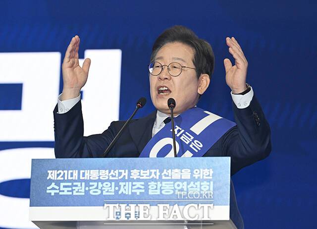 정부가 전남 신안에 아시아·태평양 최대 규모의 해상풍력 집적화 단지 조성 계획을 밝힌 데 이어 이재명 더불어민주당 대선 후보도 해상풍력 육성 공약을 내놓으면서 SK이터닉스 등 풍력에너지 관련 기업에 훈풍이 불 것이란 기대감이 커지고 있다. 이재명 더불어민주당 대선 경선 후보가 27일 오후 경기 고양시 킨텍스에서 열린 더불어민주당 제21대 대통령선거 후보자 선출을 위한 수도권·강원·제주 합동연설회에 참석해 정견발표를 하고 있다. /고양=박헌우 기자