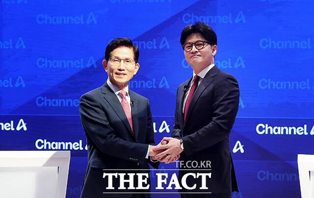 국민의힘 김문수·한동훈 대선 경선 후보가 2차 컷오프를 통과해 최종결선으로 향하게 됐다. 김 후보와 한 후보가 24일 오후 서울 종로구 동아미디어센터 채널A 오픈스튜디오에서 악수를 하고 있다. /국회사진취재단