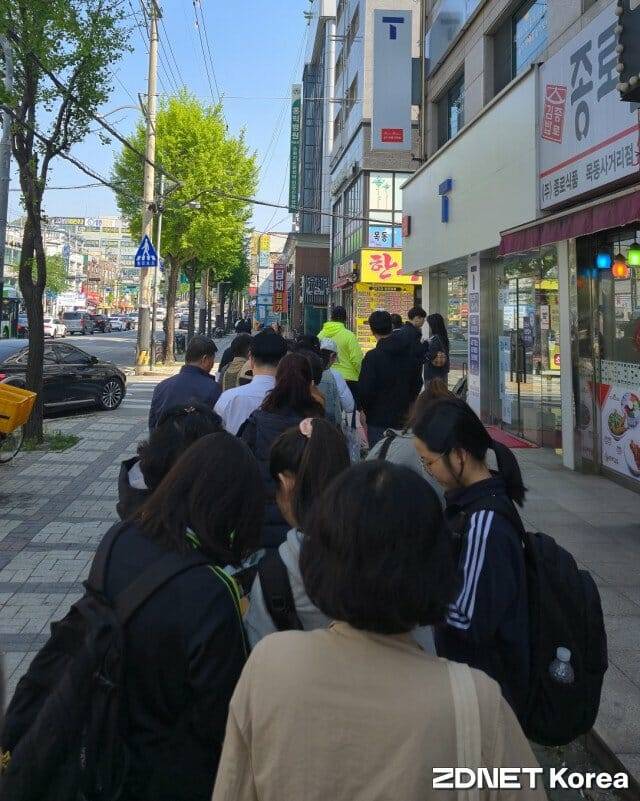 SKT 유심 교체를 위한 대기줄