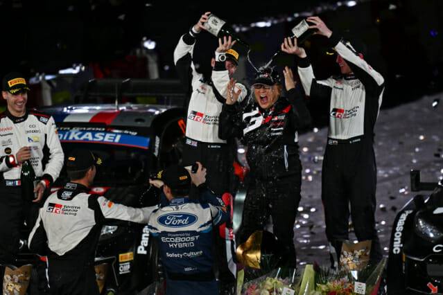 토요타 가주레이싱 월드랠리팀이 '모리조' 토요다 아키오 회장에게 샴페인을 붓는 모습. 토요타는 2024 WRC서 제조사 부문 4번째 우승을 기록했다. (사진=토요타 공동취재단)