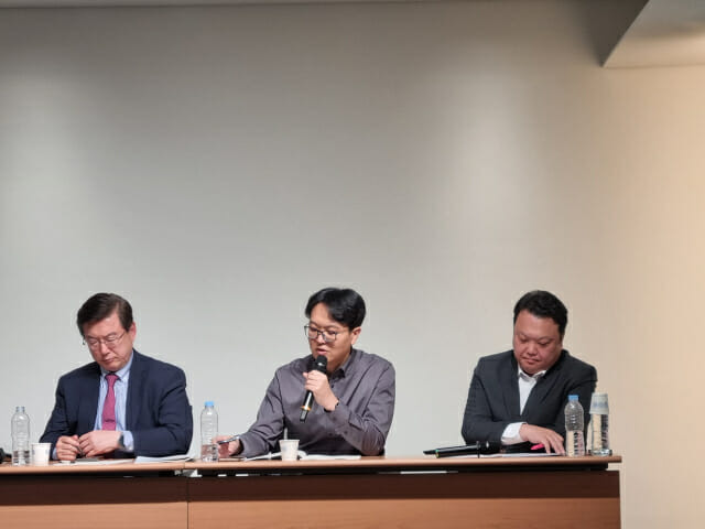 주영섭 교수(왼쪽), 이제현 실장(가운데), 김유철 부문장(오른쪽)이 토론을 진행하는 모습 (사진=조이환 기자)